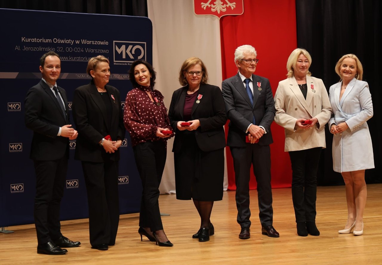 Uroczyste obchody Dnia Edukacji Narodowej 2025 – doceniono zasługi nauczycieli i pracowników oświaty fot. Kuratorium Oświaty w Warszawie