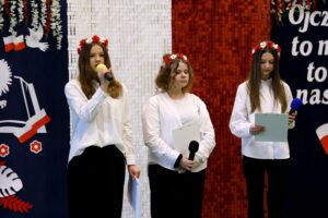 Uroczysta akademia z okazji Święta Konstytucji 3 Maja w PSP21 w Radomiu