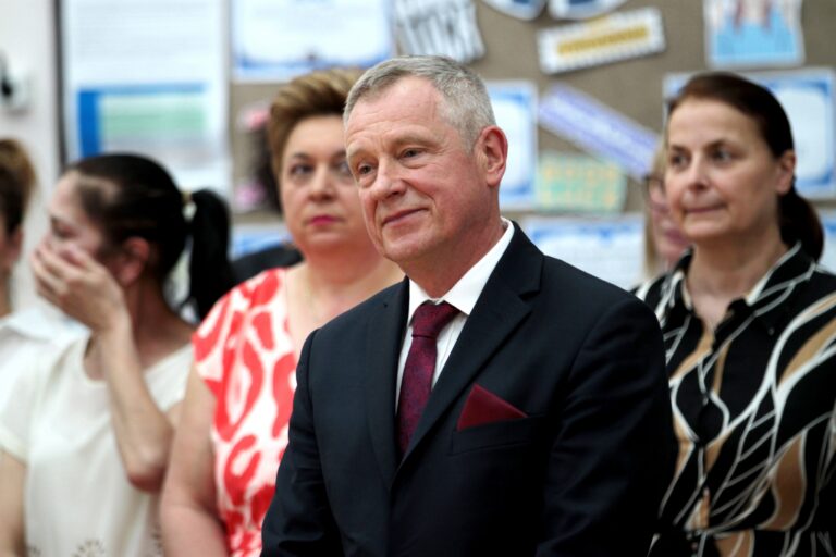 Podziękowanie Panu dyrektorowi Robertowi Bartkiewiczowi za 31 lat wspólnej pracy